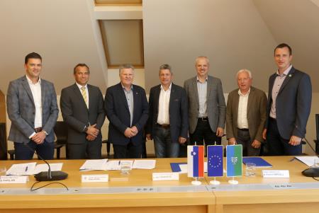 Slovesen podpis pogodbe župani CPS 15 Foto Ljubo Vukelič